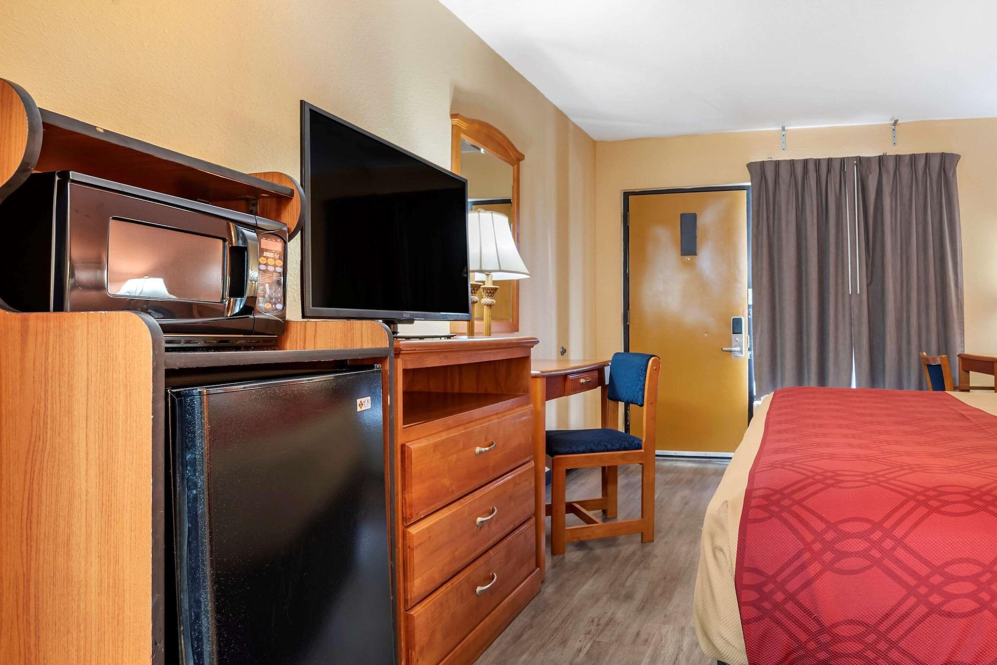 Econo Lodge Inn & Suites Evergreen Exteriör bild